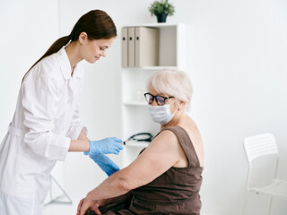 Obraz premium doctor and patient in hospital vaccination medicine epidemic covid-19