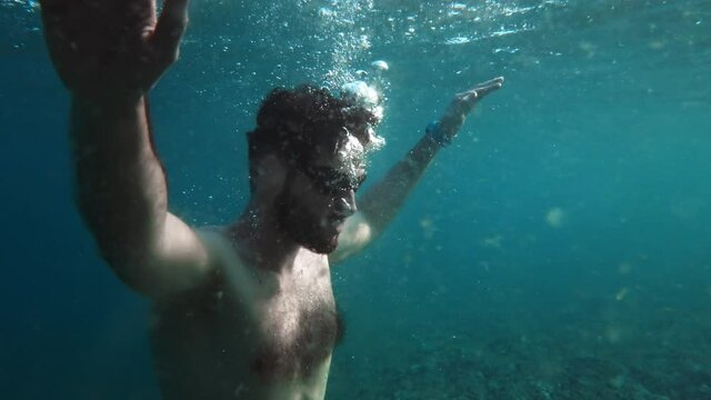 Giovane ragazzo fa le respirazioni in mare