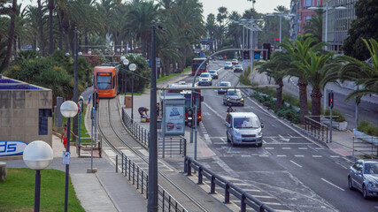 Medios de transporte en Alicante junto a la playa del Postiguet, puede ir en Tren, autobús o vehículo particular. © Tonikko