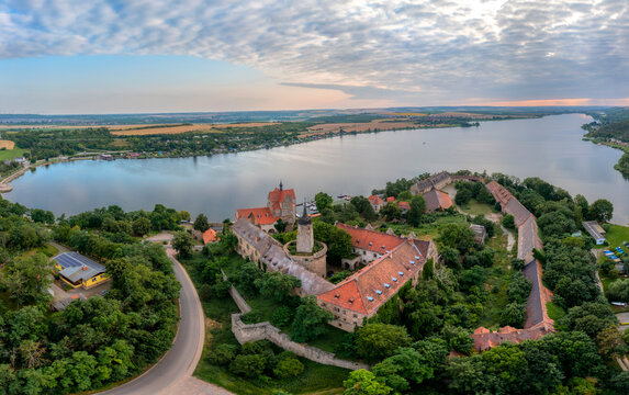 Sch&ouml;ne Burg thront  m&auml;chtig &uuml;ber einem idyllischen See