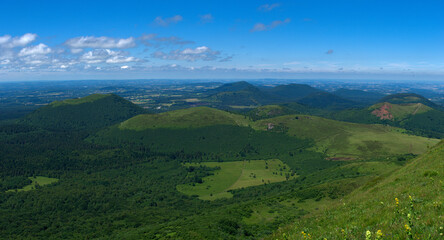 Fototapeta na wymiar panoramic of the chain of Puys (volcanoes) of Puy-de-Dôme, view of the panoramic of Domes