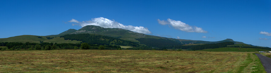 Obraz premium Panoramic view of the Sancy Puys Chain in summer. Auvergne, France