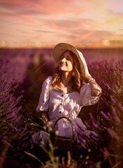 Mujer disfrutando de los campos de lavanda