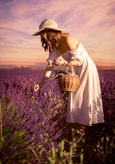 Mujer disfrutando de los campos de lavanda