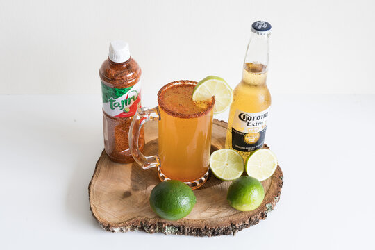 Cerveza michelada con taj&iacute;n