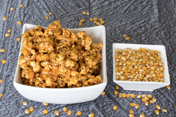 Palomitas con caramelo y maíz