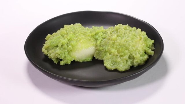 皿に盛ったずんだ餅　回転