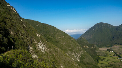 Obraz premium Vegetation, mountains and clear skies