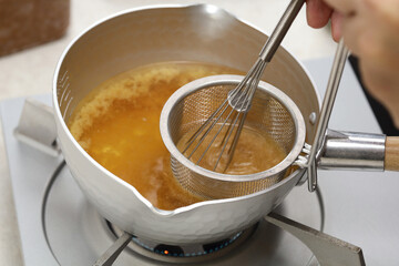 How to make miso soup. Dissolve miso with a strainer.