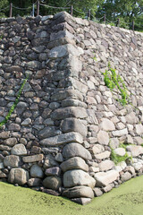 中津城南側の石垣の角の算木積みの様子