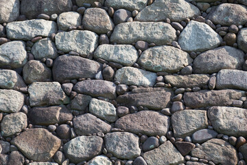 中津城南側の石垣の築石と間詰石