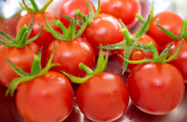 ボウルに入った新鮮採れたてミニトマト、クローズアップ
Flesh cherry tomatoes in a bowl, close-up