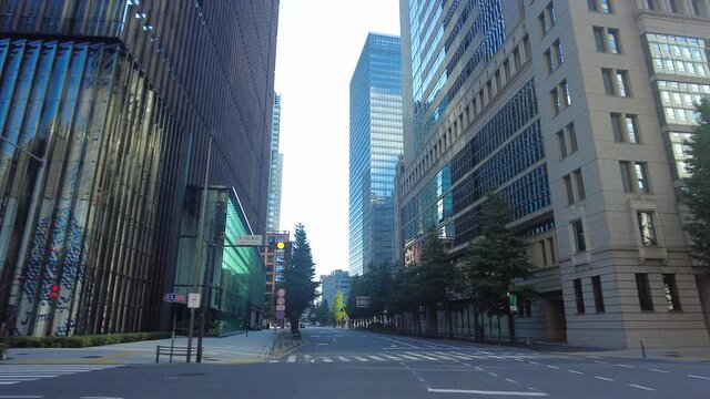 東京ドライブ車窓　ビジネス街　大手町　日本橋　高層ビル群　運転主観映像