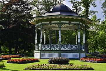 Obraz premium A beautiful alcove in the blossoming Public Garden of Halifax.