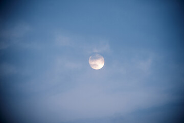 満月の雲のコントラスト