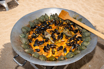 paella de alcachofas y mejillones