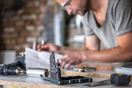 Carpenter's workflow, carpenter looks at the drawings.