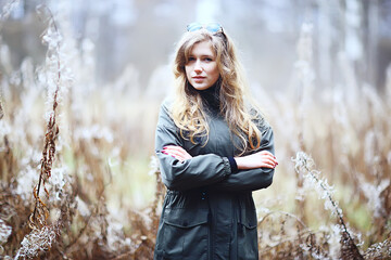 model late autumn in the park, european style adult girl in seasonal glamorous look