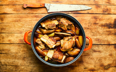 Beef ribs stewed with potatoes.