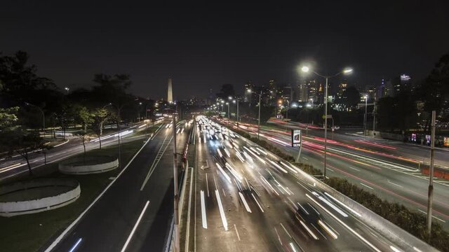 Time lapse of Traffic on 23 de Maio Avenue, near of Ibirapuera Park, in Sao Paulo 