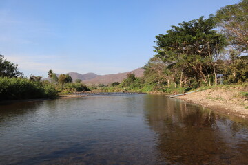 タイ北部にある避暑地「パーイ」に流れる雄大な川への観光