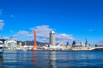 海から見た神戸の街並み