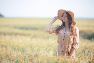 Obraz premium wheat field summer landscape, happy young model / freedom and relaxation concept in summer and autumn