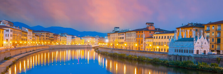Naklejka premium Citydscape with Pisa old town and Arno river in Italy