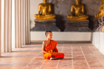 Young novice monk sitting for meditation at Wat Phutthaisawan temple, Ayutthaya - obrazy, fototapety, plakaty