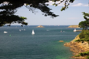 Segelboote an der bretonischen Atlantikküste