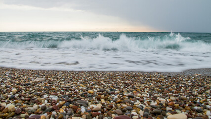 Fale na kamienistej plaży © Sebastian