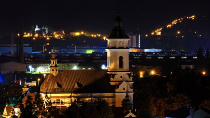 Nocny widok na kościół. (k. Świętego Michała Archanioła w Ostrowcu Św.) Night view of the church - obrazy, fototapety, plakaty