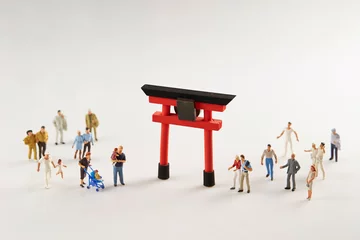 Gardinen Japanese shrine miniature and person miniature model © mnimage