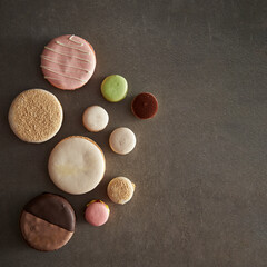 Naklejka premium Different types of macarons on a gray background