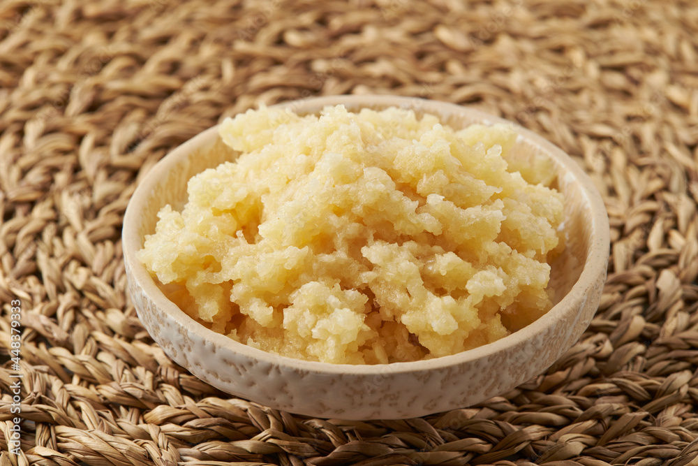 Poster minced garlic on a plate