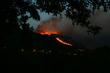 Sicilia in fumo
Incendio sotto a Erice, in provincia di Trapani. 
La zona boschiva, con specie autoctone vegetali e animali, &egrave; andata in fiamme a fine luglio.