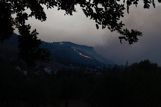 Sicilia in fumo
Incendio sotto a Erice, in provincia di Trapani. 
La zona boschiva, con specie autoctone vegetali e animali, &egrave; andata in fiamme a fine luglio.