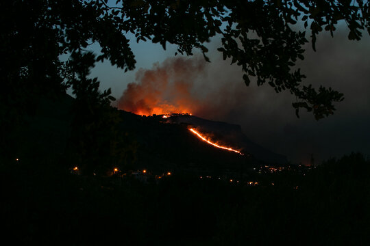 Sicilia in fumo
Incendio sotto a Erice, in provincia di Trapani. 
La zona boschiva, con specie autoctone vegetali e animali, &egrave; andata in fiamme a fine luglio.