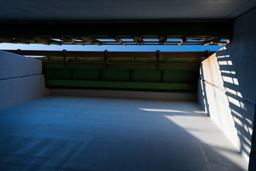 下から見上げた高架橋