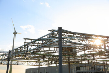Konstrukcja stalowa pod obrotowe panele fotowoltaiczne i turbiny wiatrowe, ferma.