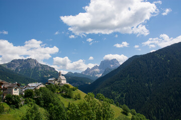 Colle Santa Lucia sulle Dolomiti Bellunesi nei mesi estivi