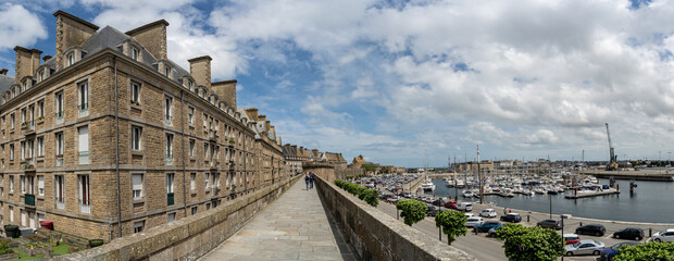 Panoramafoto der Altstadt und der Stadtmauer von Saint Malo mit Blick in den Hafen, Bretagne, Frankreich