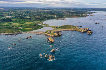 Luftbild vom atlantischen Ozean aus auf die zerklüftete felsige Küste vor Plougrescant mit Blick auf das Haus zwischen den Felsen (Le gouffre de Plougrescant), Bretagne, Frankreich