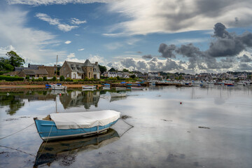 Der Hafen von Tregastel mit Fischerbooten und spektakulärem Himmel, Bretagne, Frankreich