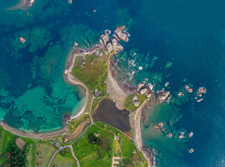 Panorama Luftbild von der atlantik Küste bei Plougrescant mit Blick auf die zerklüfteten Küste und das Schlund Haus (Le gouffre de Plougrescant), Bretagne, Frankreich
