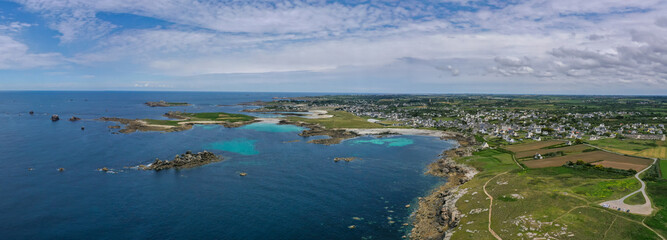 Panorama Luftaufnahme über dem atlantischen Ozean mit der Küste von Porspoder im Tageslicht,...
