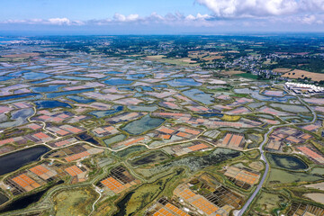 Luftaufnahme von den farbenprächtigen Saline, Salzfelder, Salzwiesen bei Guérande mit Blick auf...