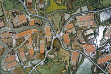 Luftaufnahme der Salzfelder, Salzwiesen bei Guérande mit Blick auf eine Kreuzung von Landstrassen, Bretagne, Frankreich - obrazy, fototapety, plakaty