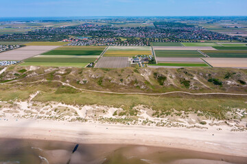 Luftaufnahme vom Nordsee Strand und dem Deich bei Julianadorp aan Zee, Den Helder, Nordholland,...