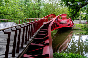 die rote Bargebr&uuml;cke mit ihren geschwungenen Linien f&uuml;hrt als Fu&szlig;g&auml;ngerbr&uuml;cke zur Altstadt von Br&uuml;gge, Belgien